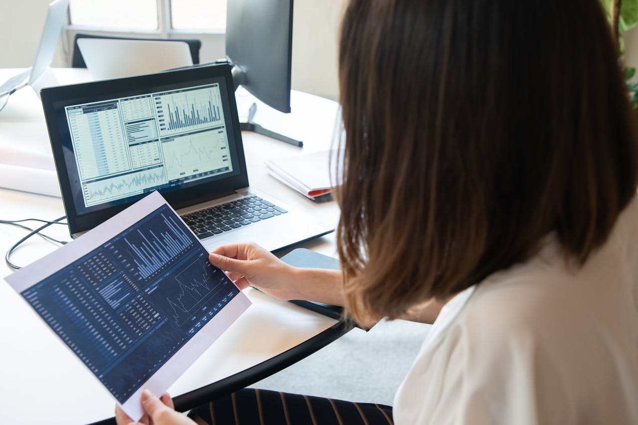 Analytics agency woman on laptop